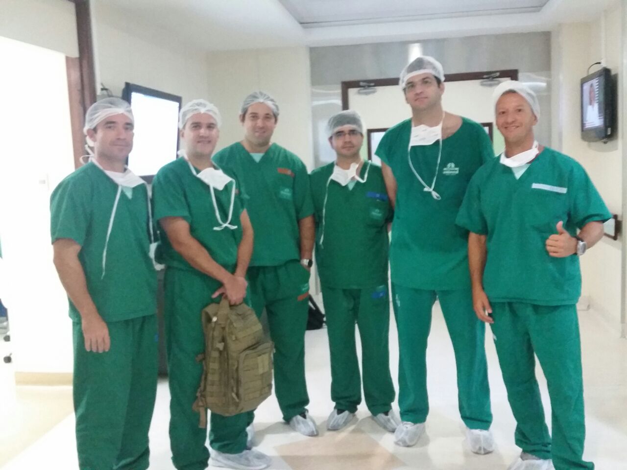 Esquerda: Sr. Alexandre Fiuza, Dr. David Gusmão, Dr. Breno Torres, Dr. Adriano, Dr. Carlos Rava, Sr. Cláudio Vinicius. No centro cirúrgico Unimed João Pessoa.