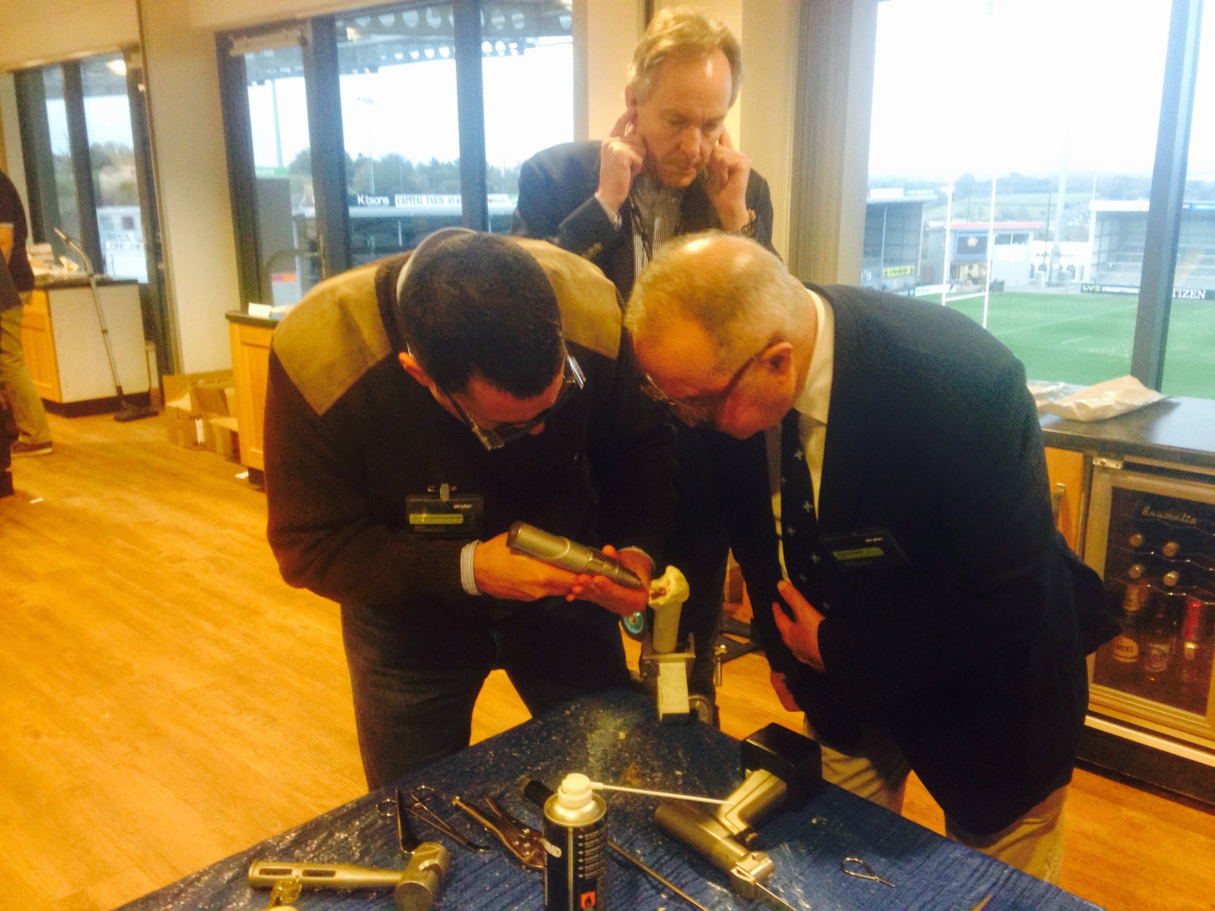   Dr. Timperley (ao fundo) e Dr. David Gusmão  