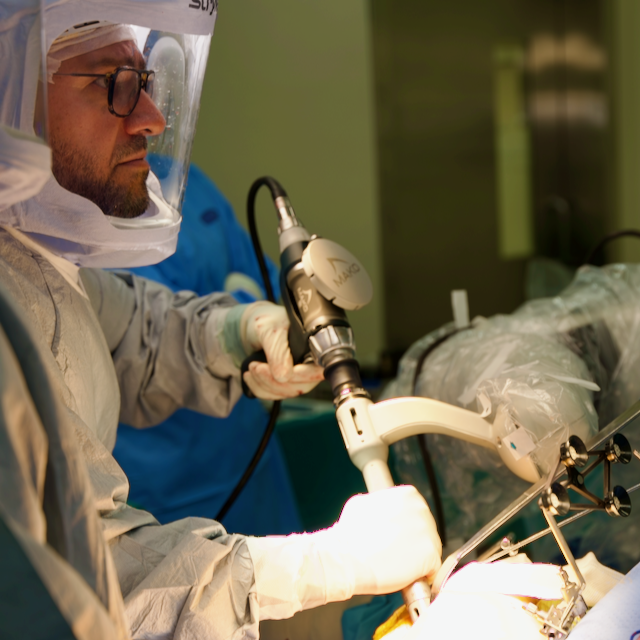 Prótese de Quadril Robótica Mako SmartRobotics com uso da roupa de exaustão corporal (capacete cirúrgico). Utilizando implantes de alta durabilidade